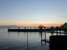 Schöne Stimmung am Bodensee mit Sicht auf die frisch verschneiten Berge